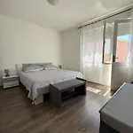 Spacious Two-bedroom Family With Terrace & Free Parking *