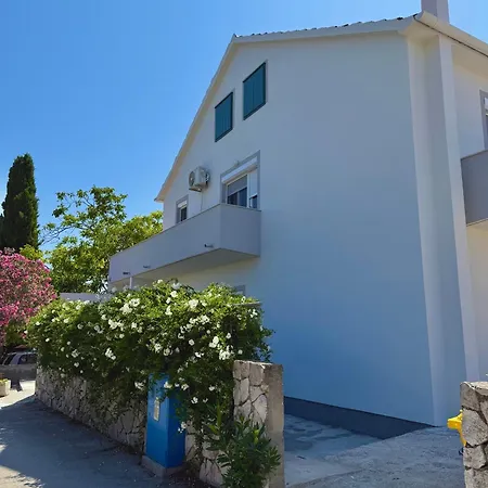 Spacious Two-Bedroom Family Apartment With Terrace & Free Parking * Murter