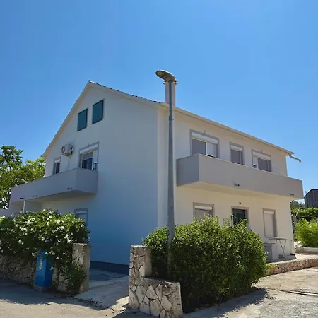 Spacious Two-bedroom Family With Terrace & Free Parking Apartment