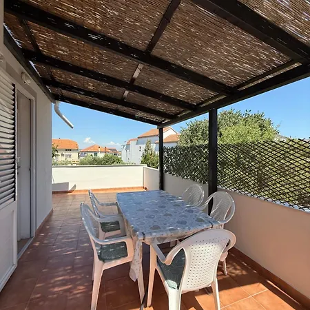 Spacious Two-bedroom Family With Terrace & Free Parking شقة *