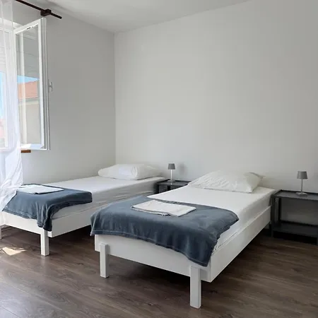 Spacious Two-bedroom Family With Terrace & Free Parking * مورتير