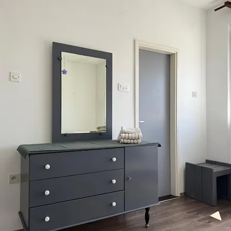 Spacious Two-bedroom Family With Terrace & Free Parking شقة