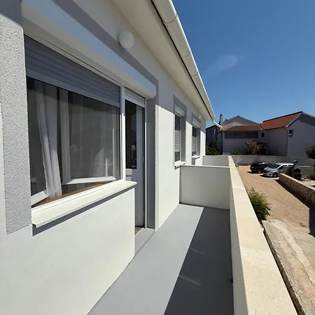 Spacious Two-bedroom Family With Terrace & Free Parking Apartment Murter