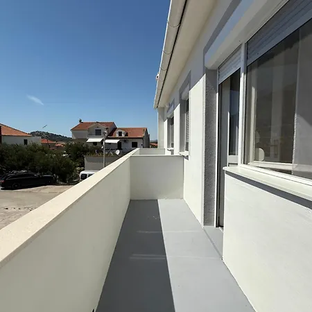 Spacious Two-Bedroom Family Apartment With Terrace & Free Parking * Murter