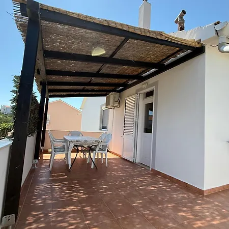 Apartman Spacious Two-Bedroom Family Apartment With Terrace & Free Parking Murter