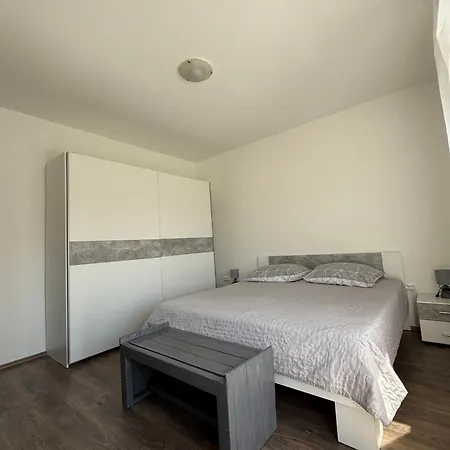 Spacious Two-bedroom Family With Terrace & Free Parking مورتير