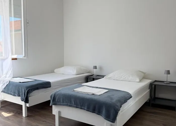 Spacious Two-Bedroom Family Apartment With Terrace & Free Parking * Murter