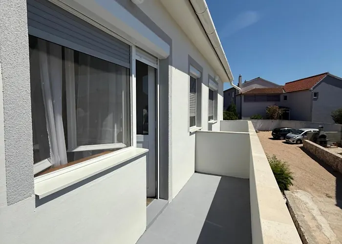 Spacious Two-Bedroom Family Apartment With Terrace & Free Parking Apartman Murter