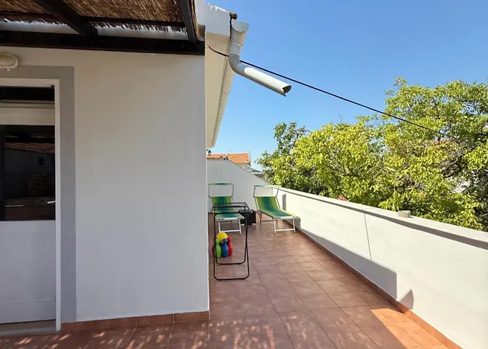 Apartman Spacious Two-Bedroom Family Apartment With Terrace & Free Parking Murter