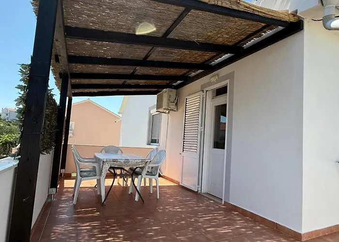 Apartman Spacious Two-Bedroom Family Apartment With Terrace & Free Parking Murter