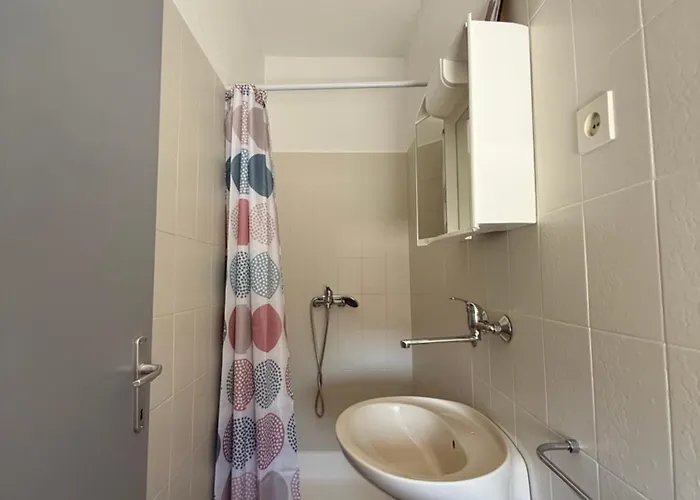 Spacious Two-Bedroom Family Apartment With Terrace & Free Parking * Murter