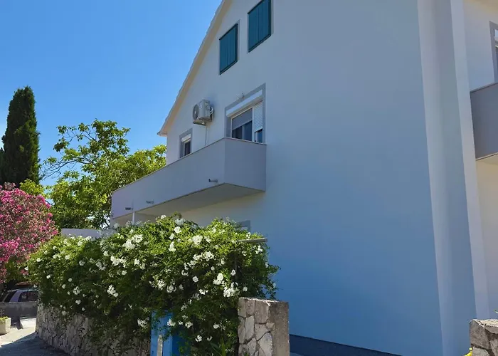 Spacious Two-Bedroom Family Apartment With Terrace & Free Parking * Murter