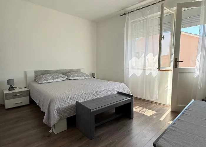 Spacious Two-Bedroom Family Apartment With Terrace & Free Parking *