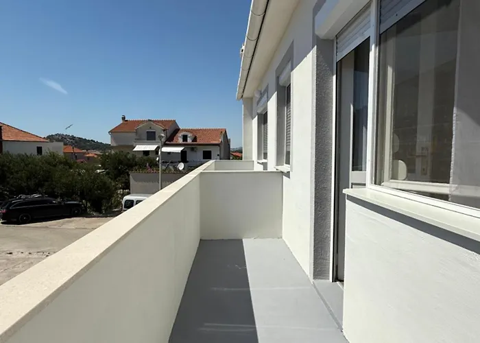 Spacious Two-Bedroom Family Apartment With Terrace & Free Parking * Murter