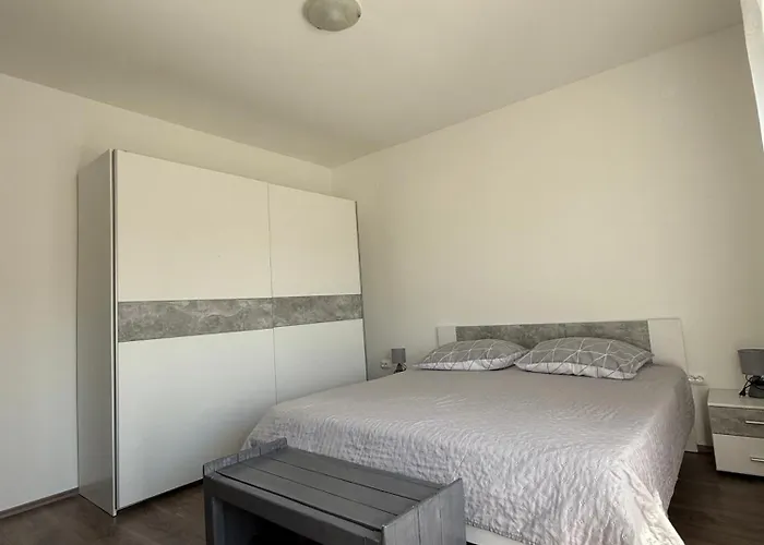 Spacious Two-Bedroom Family Apartment With Terrace & Free Parking Murter